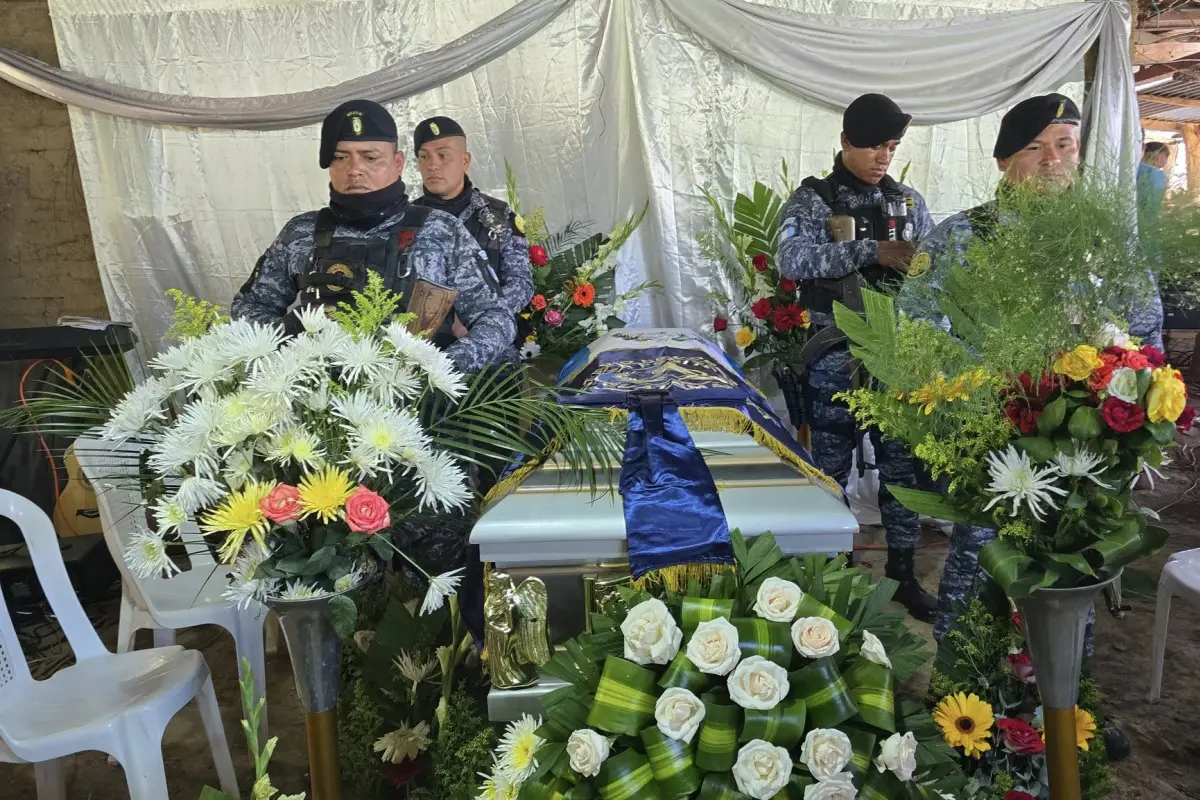 Miembros del Sistema Penitenciario llegaron hasta la aldea Río Blanco para rendir honras fúnebres., Redes sociales.