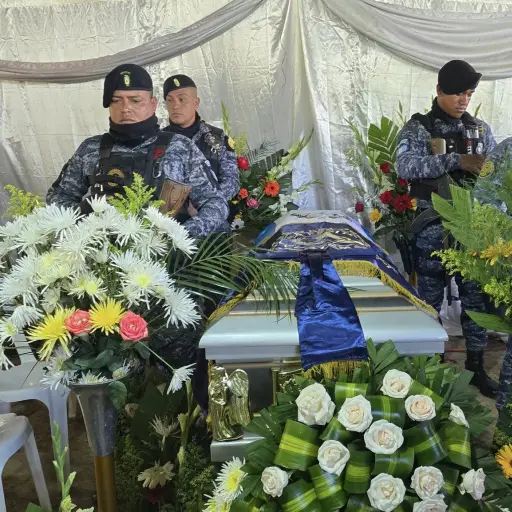 Miembros del Sistema Penitenciario llegaron hasta la aldea Río Blanco para rendir honras fúnebres. ,Redes sociales.