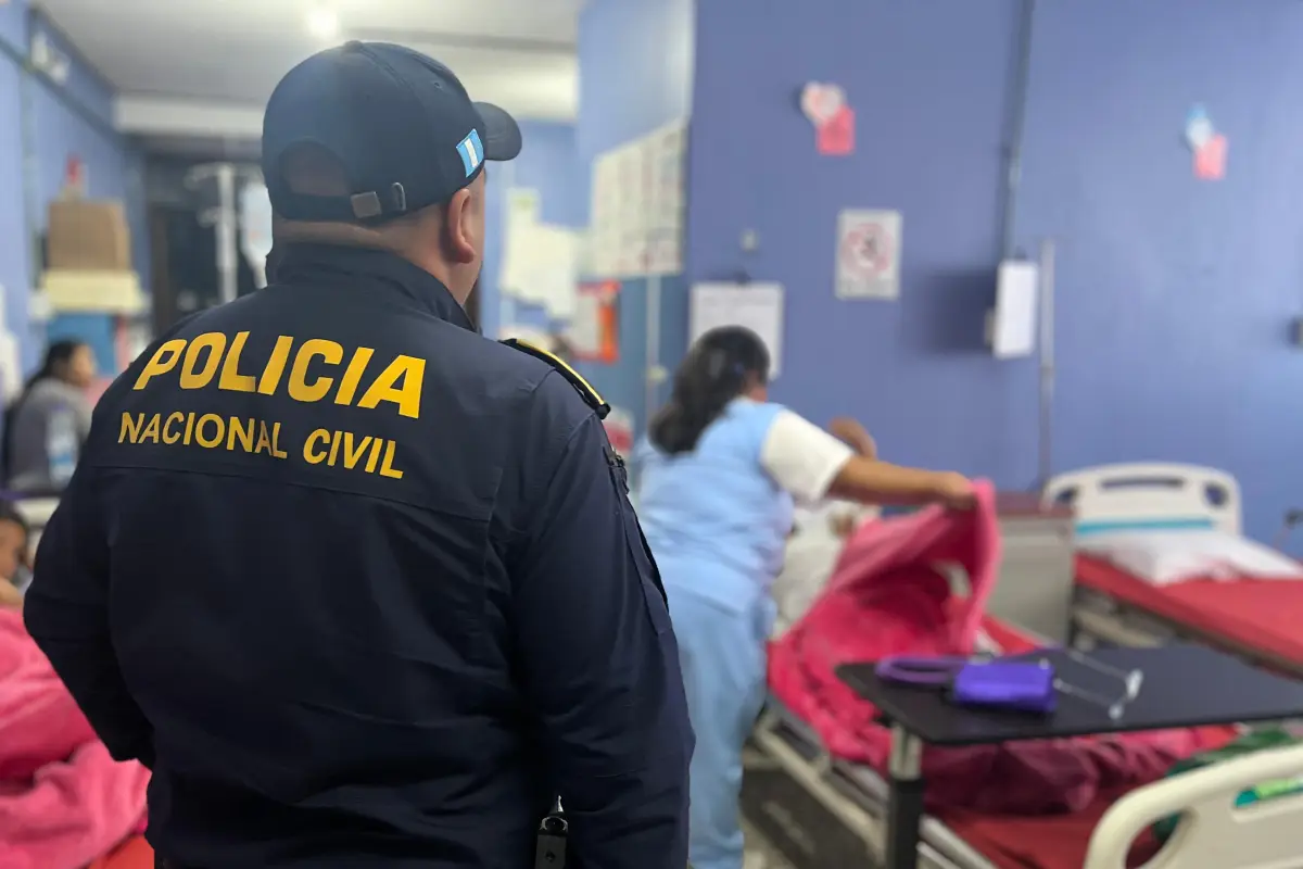 El bebé fue llevado a un centro asistencial, donde quedó al resguardo de médicos y enfermeras., PNC de Guatemala.