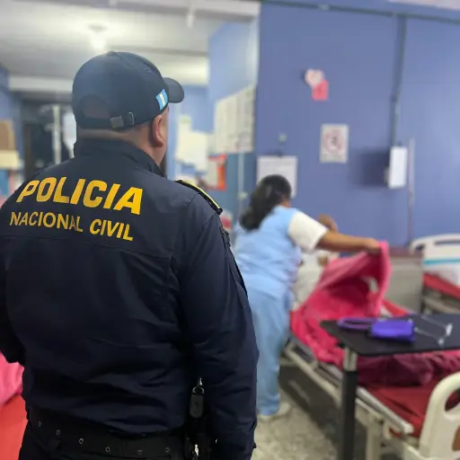 El bebé fue llevado a un centro asistencial, donde quedó al resguardo de médicos y enfermeras. ,PNC de Guatemala.
