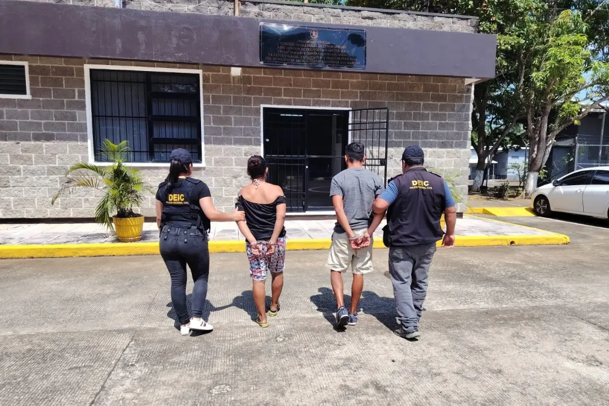 Dos de los detenidos en los operativos contra el narcomenudeo., PNC