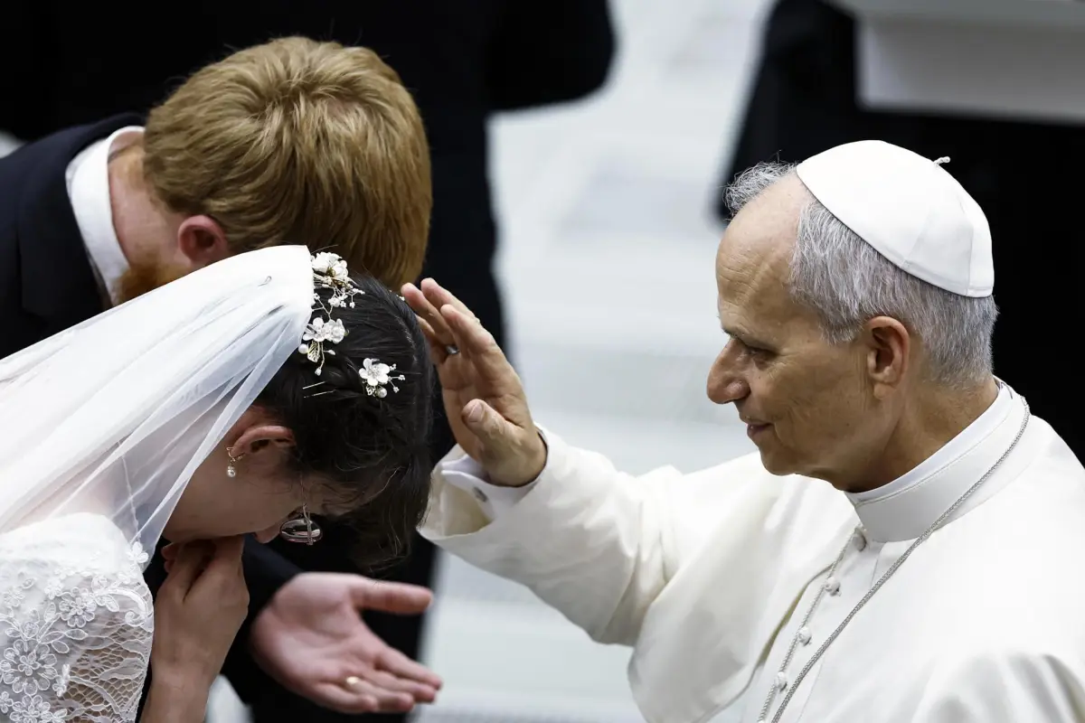 León XIV bendice a una pareja durante la audiencia general del 13 de agosto de 2025,  EFE/EPA/ANGELO CARCONI
