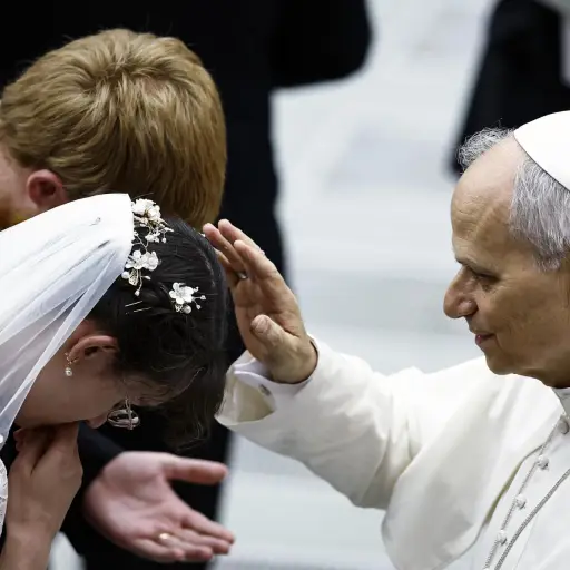 León XIV bendice a una pareja durante la audiencia general del 13 de agosto de 2025 , EFE/EPA/ANGELO CARCONI