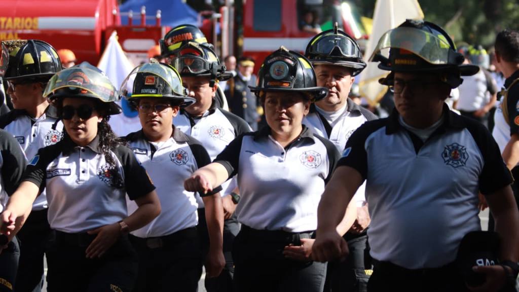 Bomberos Voluntarios festejan su 174 aniversario con desfile | Álex Meoño