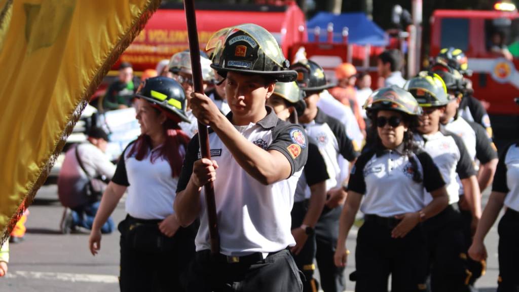 Bomberos Voluntarios festejan su 174 aniversario con desfile | Álex Meoño