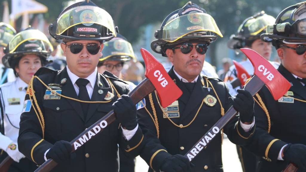 Bomberos Voluntarios festejan su 174 aniversario con desfile | Álex Meoño