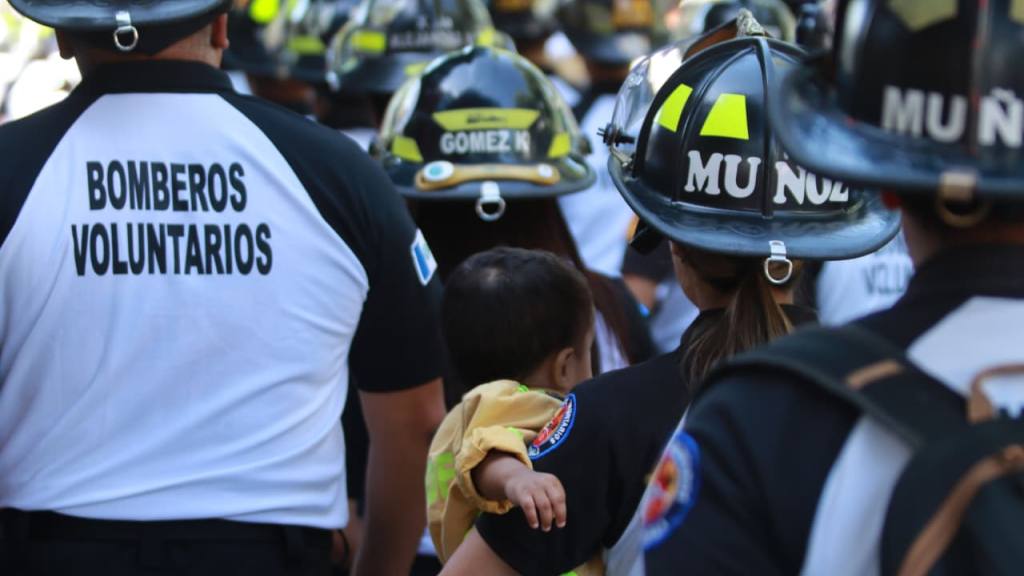 Bomberos Voluntarios festejan su 174 aniversario con desfile | Álex Meoño