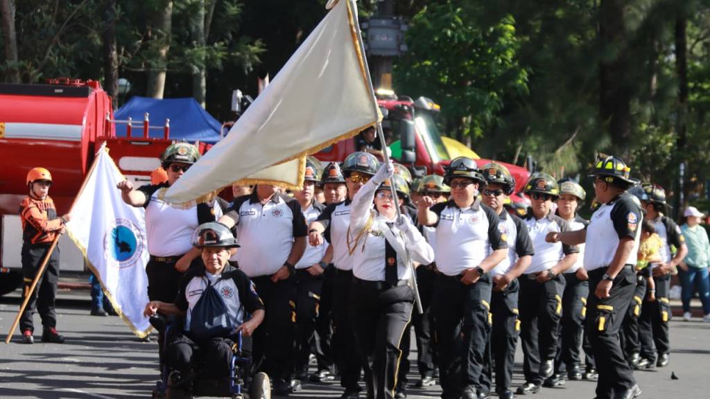 Bomberos Voluntarios festejan su 174 aniversario con desfile | Álex Meoño