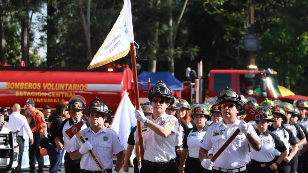 Bomberos Voluntarios festejan su 174 aniversario con desfile | Álex Meoño