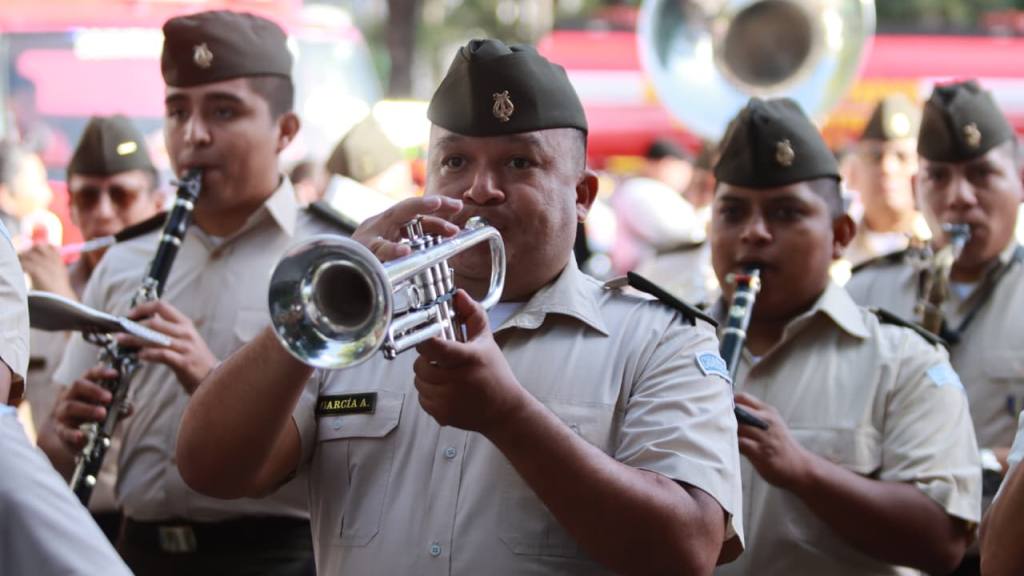 Bomberos Voluntarios festejan su 174 aniversario con desfile | Álex Meoño