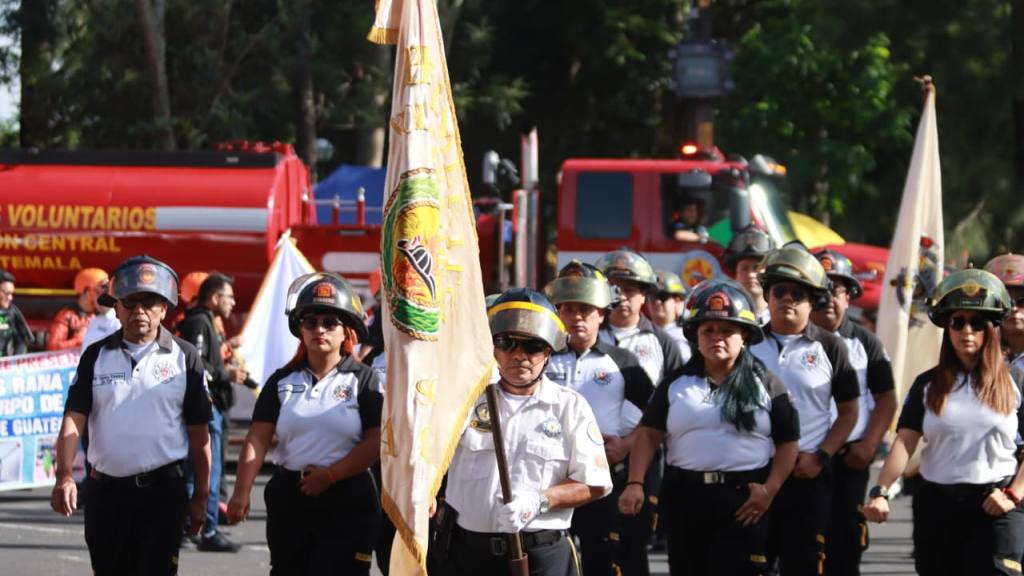 Bomberos Voluntarios festejan su 174 aniversario con desfile | Álex Meoño