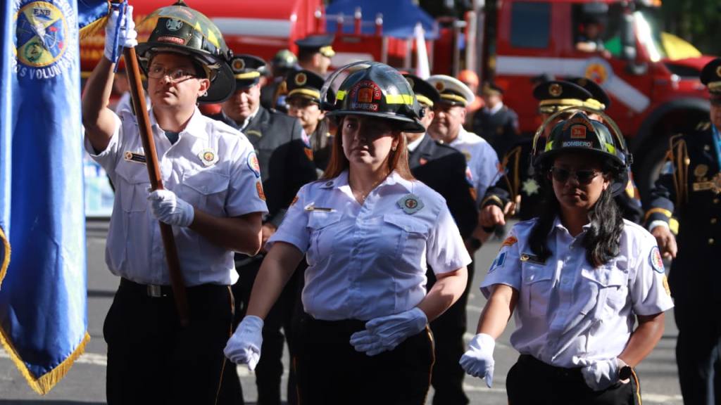 Bomberos Voluntarios festejan su 174 aniversario con desfile | Álex Meoño