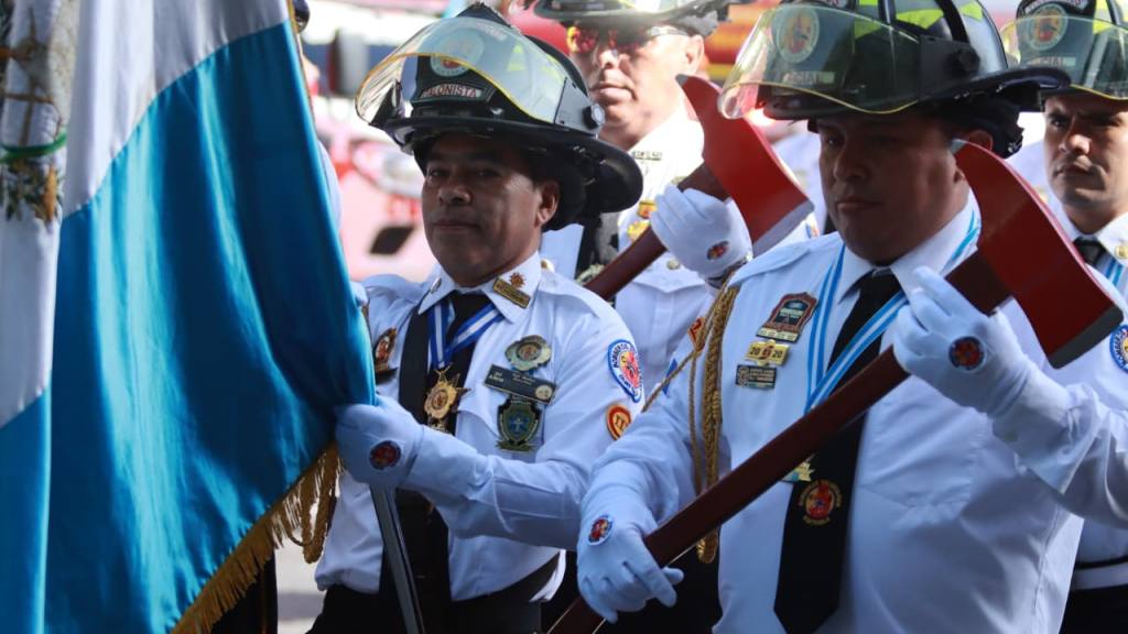 Bomberos Voluntarios festejan su 174 aniversario con desfile | Álex Meoño