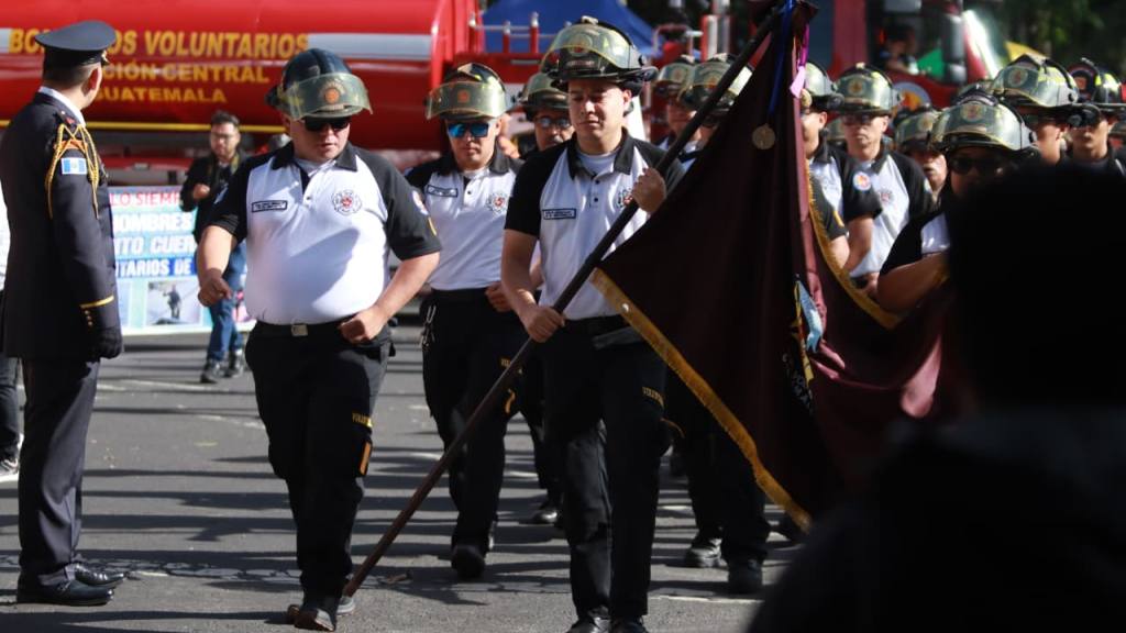 Bomberos Voluntarios festejan su 174 aniversario con desfile | Álex Meoño