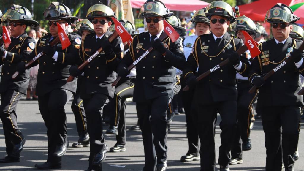 Bomberos Voluntarios festejan su 174 aniversario con desfile | Álex Meoño