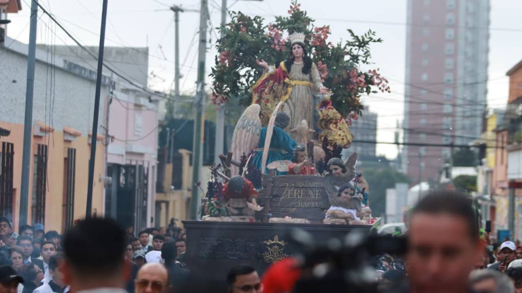 Virgen de la Asunción realiza solemne recorrido desde zona 2 | Alex Meoño