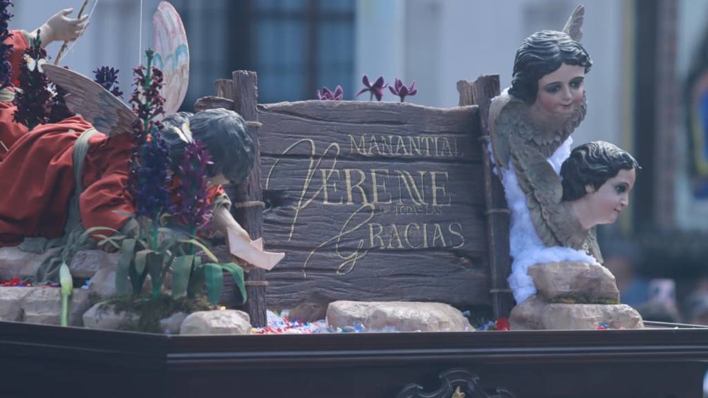 Bandas escolares y alfombras acompañan a la Virgen de la Asunción | Alex Meoño