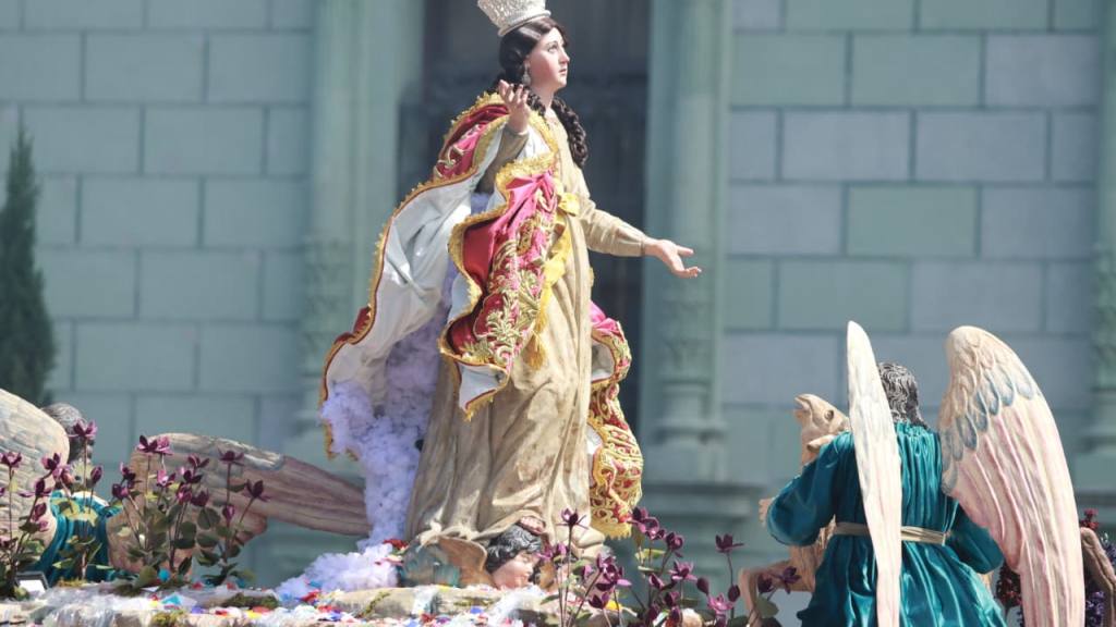 Bandas escolares y alfombras acompañan a la Virgen de la Asunción | Alex Meoño