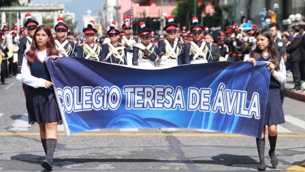 Bandas escolares y alfombras acompañan a la Virgen de la Asunción | Alex Meoño