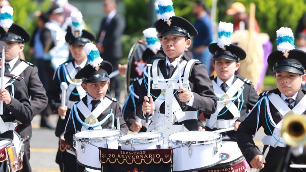 Bandas escolares y alfombras acompañan a la Virgen de la Asunción | Alex Meoño