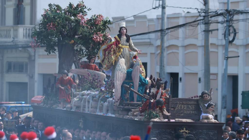 Bandas escolares y alfombras acompañan a la Virgen de la Asunción | Alex Meoño