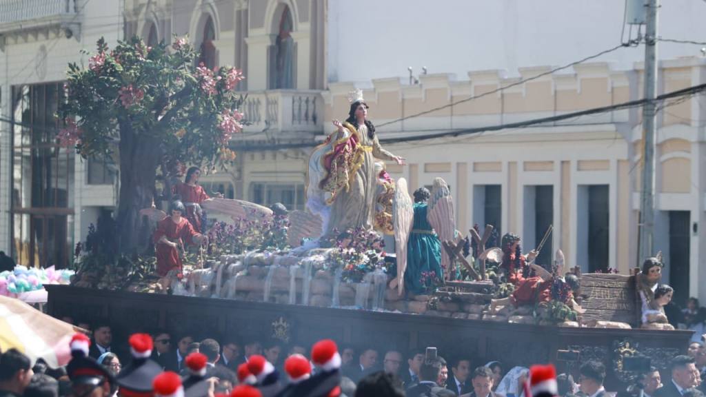 Bandas escolares y alfombras acompañan a la Virgen de la Asunción | Alex Meoño