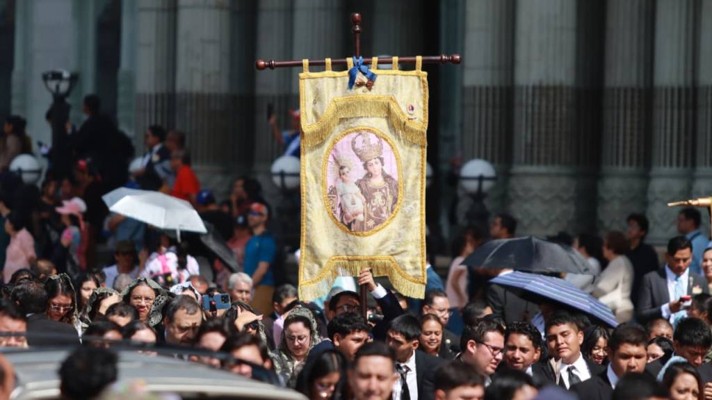 Bandas escolares y alfombras acompañan a la Virgen de la Asunción | Alex Meoño