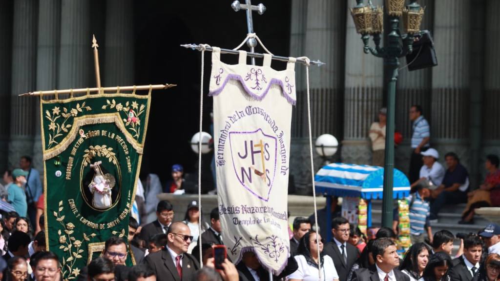 Bandas escolares y alfombras acompañan a la Virgen de la Asunción | Alex Meoño