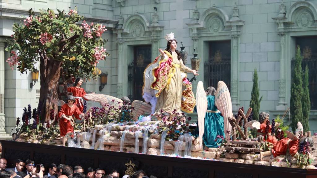 Bandas escolares y alfombras acompañan a la Virgen de la Asunción | Alex Meoño