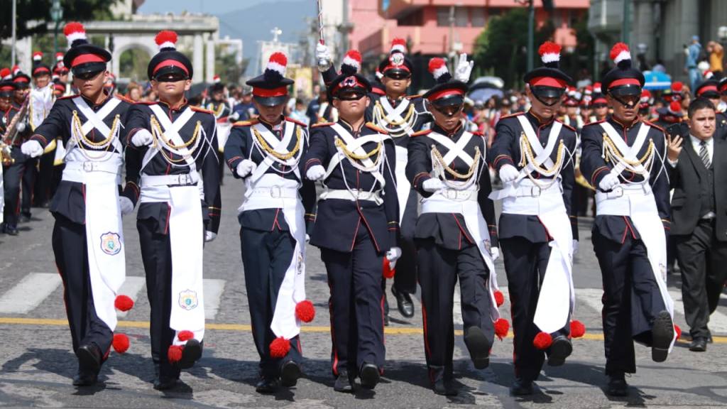Bandas escolares y alfombras acompañan a la Virgen de la Asunción | Alex Meoño