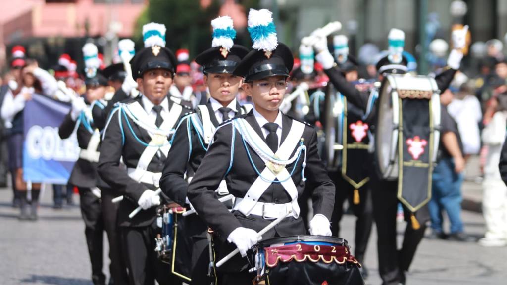 Bandas escolares y alfombras acompañan a la Virgen de la Asunción | Alex Meoño