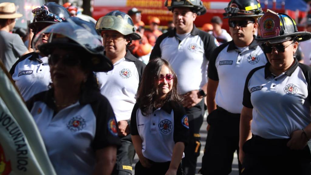 Bomberos Voluntarios festejan su 174 aniversario con desfile | Alex Meoño