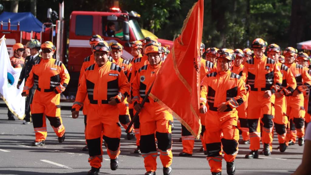 Bomberos Voluntarios festejan su 174 aniversario con desfile | Álex Meoño