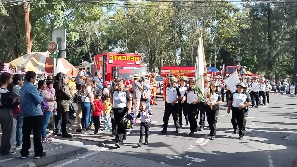 Bomberos Voluntarios festejan su 174 aniversario con desfile | Álex Meoño