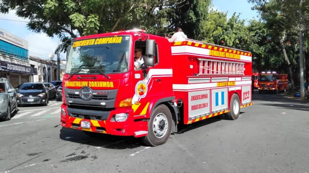 Bomberos Voluntarios festejan su 174 aniversario con desfile | Álex Meoño