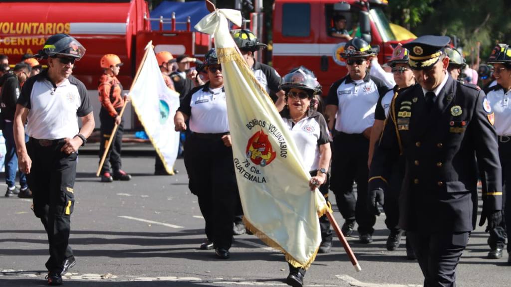 Bomberos Voluntarios festejan su 174 aniversario con desfile | Álex Meoño