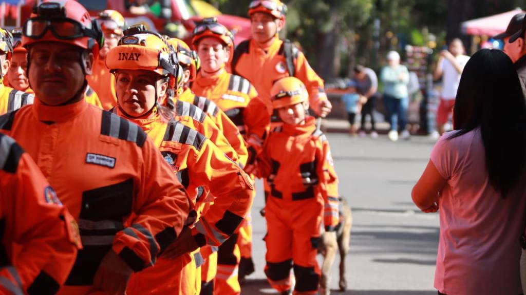 Bomberos Voluntarios festejan su 174 aniversario con desfile | Álex Meoño