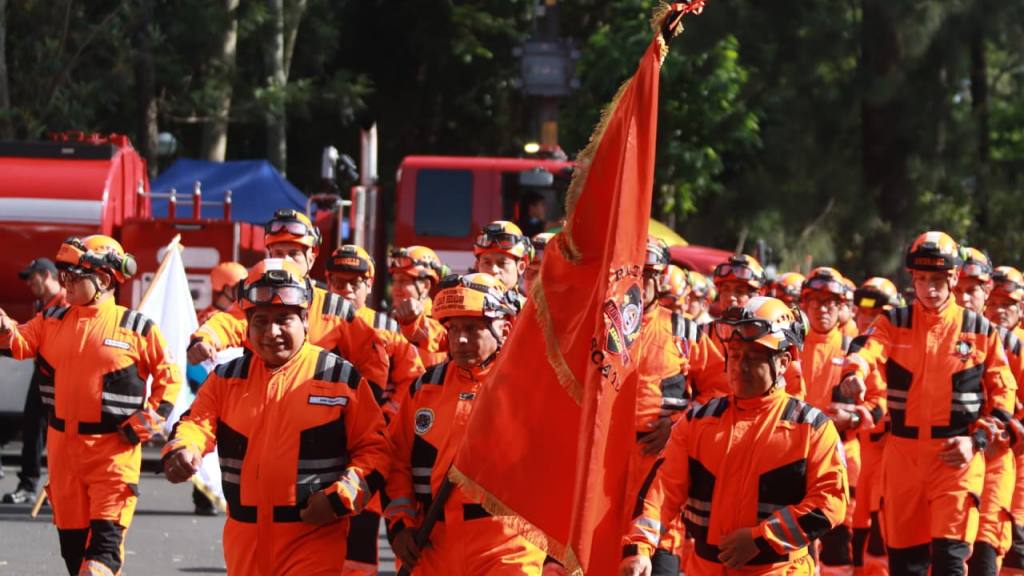 Bomberos Voluntarios festejan su 174 aniversario con desfile | Álex Meoño
