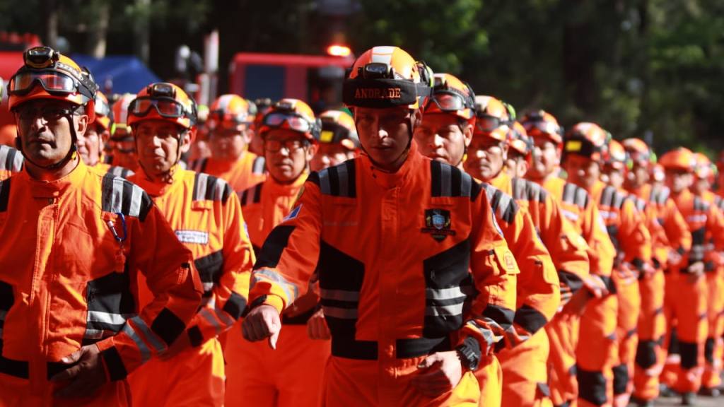 Bomberos Voluntarios festejan su 174 aniversario con desfile | Álex Meoño