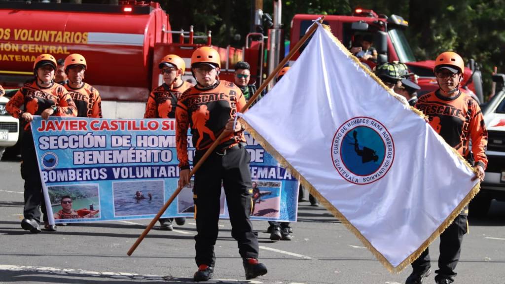 Bomberos Voluntarios festejan su 174 aniversario con desfile | Álex Meoño