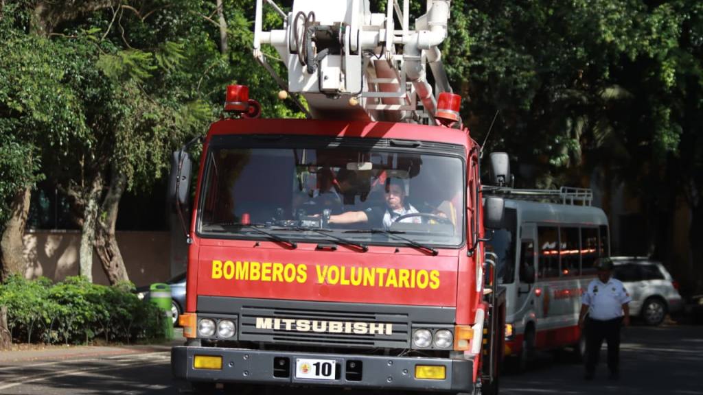Bomberos Voluntarios festejan su 174 aniversario con desfile | Álex Meoño