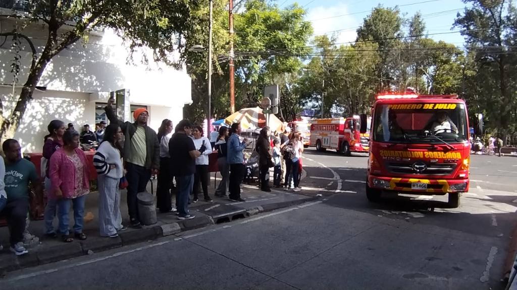 Bomberos Voluntarios festejan su 174 aniversario con desfile | Álex Meoño
