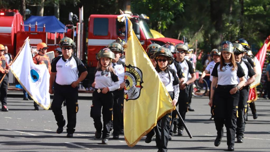 Bomberos Voluntarios festejan su 174 aniversario con desfile(7) | Álex Meoño