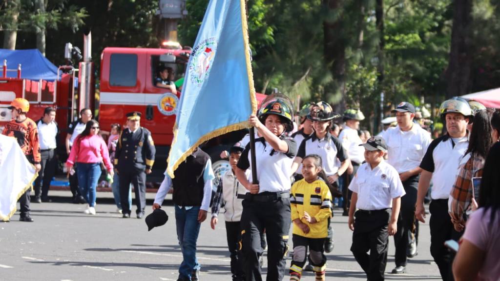 Bomberos Voluntarios festejan su 174 aniversario con desfile | Álex Meoño