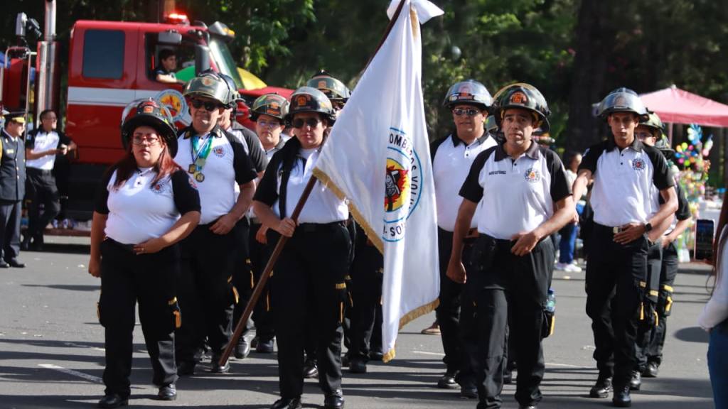 Bomberos Voluntarios festejan su 174 aniversario con desfile | Álex Meoño