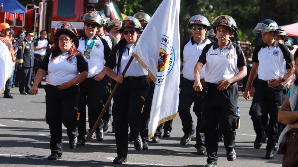Bomberos Voluntarios festejan su 174 aniversario con desfile | Álex Meoño