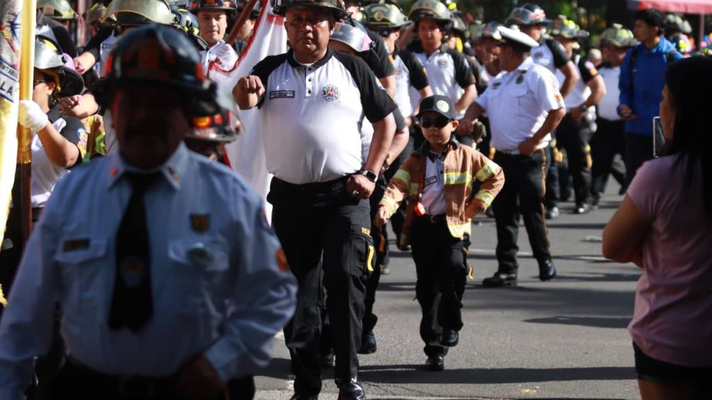 Bomberos Voluntarios festejan su 174 aniversario con desfile | Álex Meoño