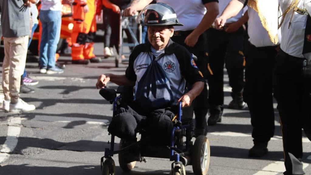 Bomberos Voluntarios festejan su 174 aniversario con desfile | Álex Meoño