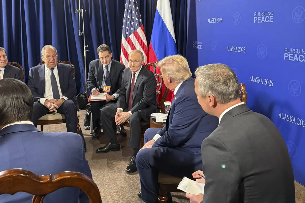 El presidente estadounidense, Donald Trump, y su homólogo, Vladímir Putin, comenzaron su reunión a puerta cerrada bajo el lema "Persiguiendo la Paz"., Foto EFE