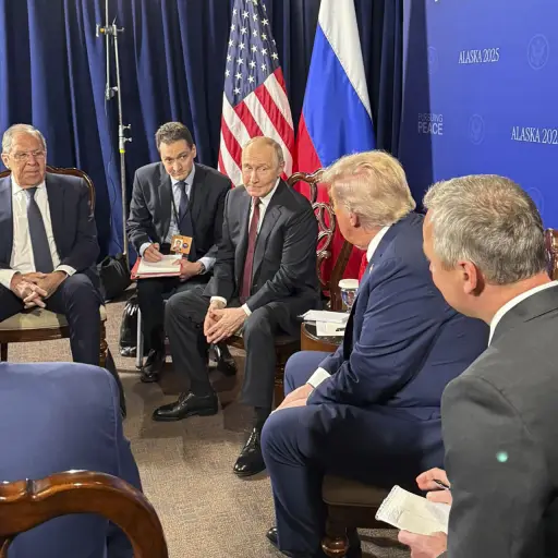 El presidente estadounidense, Donald Trump, y su homólogo, Vladímir Putin, comenzaron su reunión a puerta cerrada bajo el lema 